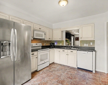302 Hutchins Drive - Photo Thumbnail 12