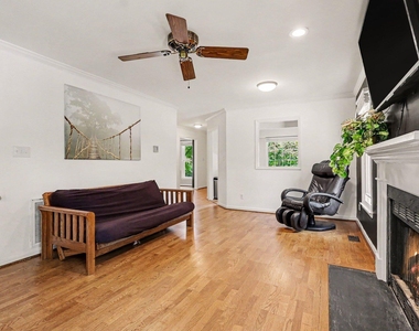 302 Hutchins Drive - Photo Thumbnail 6