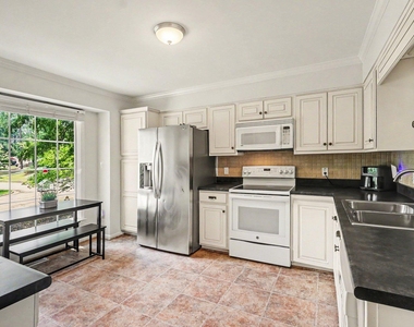 302 Hutchins Drive - Photo Thumbnail 10