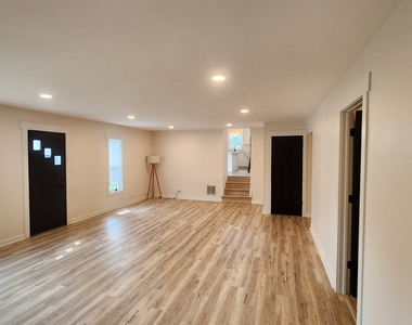 7749 Lyman Avenue - Photo Thumbnail 7