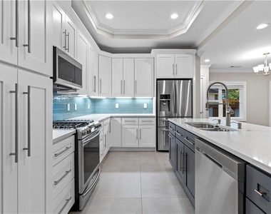 1841 Gainsborough Drive - Photo Thumbnail 3