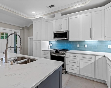 1841 Gainsborough Drive - Photo Thumbnail 6