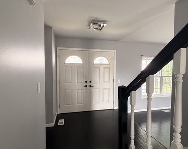 646 White Court - Photo Thumbnail 2