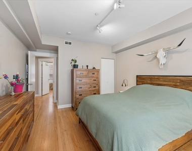 2541 Prairie Avenue - Photo Thumbnail 10