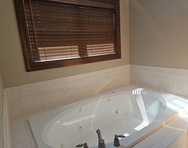 733 Woodbury Court - Photo Thumbnail 14