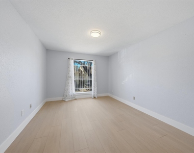 9350 Country Creek Drive - Photo Thumbnail 18