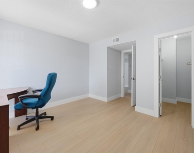 9350 Country Creek Drive - Photo Thumbnail 15