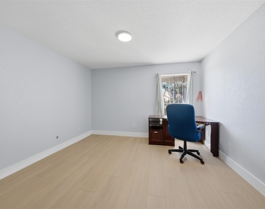 9350 Country Creek Drive - Photo Thumbnail 13