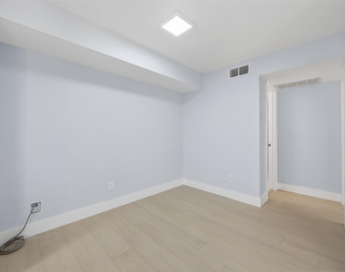 9350 Country Creek Drive - Photo Thumbnail 12