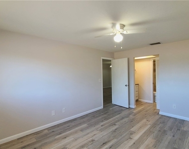 930 Sw 47th Terrace - Photo Thumbnail 11