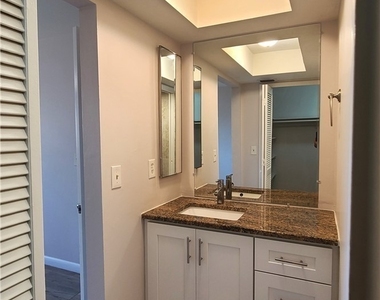 930 Sw 47th Terrace - Photo Thumbnail 8