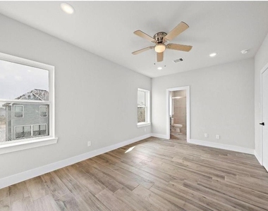 232 W 28th Street - Photo Thumbnail 1