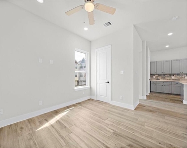 232 W 28th Street - Photo Thumbnail 3