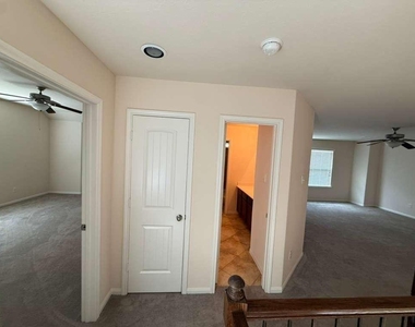 7827 Mesquite Manor Ln - Photo Thumbnail 11