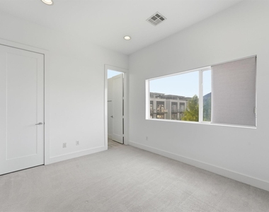 1155 W 17th Street - Photo Thumbnail 13