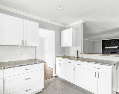 211 W North Hill Drive - Photo Thumbnail 10