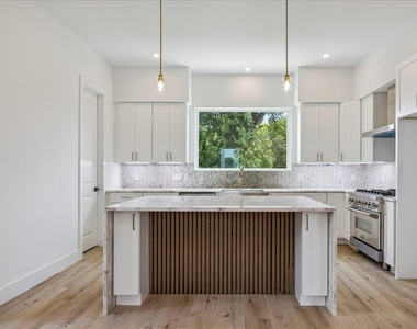 1032 W 17th Street - Photo Thumbnail 4