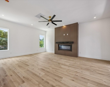 1032 W 17th Street - Photo Thumbnail 14