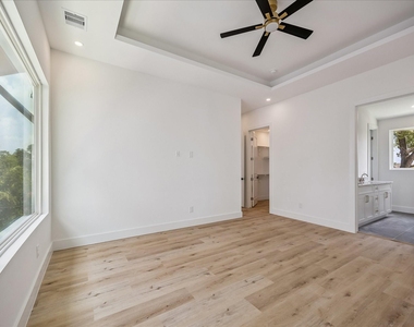 1032 W 17th Street - Photo Thumbnail 17