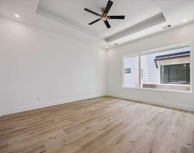 1032 W 17th Street - Photo Thumbnail 18