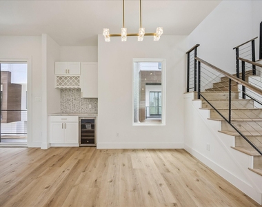 1032 W 17th Street - Photo Thumbnail 3