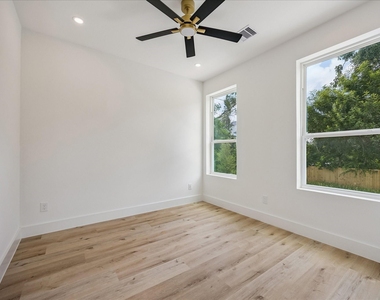 1032 W 17th Street - Photo Thumbnail 10