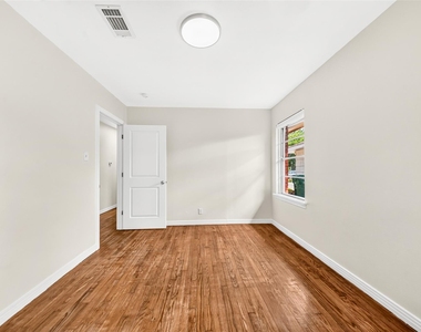 4045 Woodfox Street - Photo Thumbnail 8
