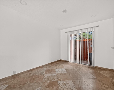 3303 W Greenridge Drive - Photo Thumbnail 8