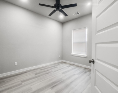 8153 Tate Street - Photo Thumbnail 2