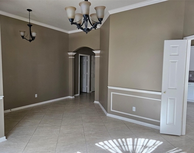 27182 Kings Manor Drive S - Photo Thumbnail 5