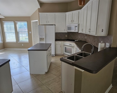 27182 Kings Manor Drive S - Photo Thumbnail 11