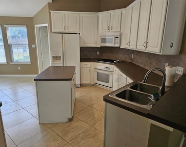27182 Kings Manor Drive S - Photo Thumbnail 12