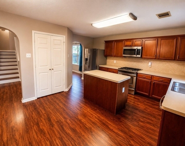 9607 Memorial Crossing Court - Photo Thumbnail 5