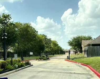 10507 Willow Park Green - Photo Thumbnail 20