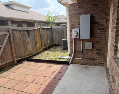 10507 Willow Park Green - Photo Thumbnail 19