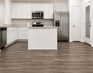 7927 Eagle Creek Ln - Photo Thumbnail 2