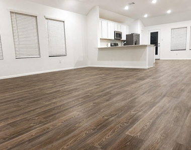 7927 Eagle Creek Ln - Photo Thumbnail 3