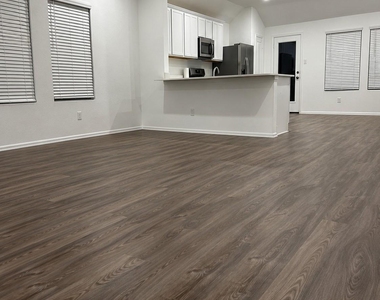 7927 Eagle Creek Ln - Photo Thumbnail 1