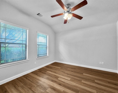 922 Fife Dr, - Photo Thumbnail 7