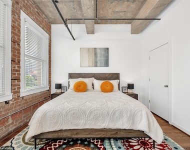 204 Travis Street - Photo Thumbnail 11