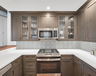 204 Travis Street - Photo Thumbnail 8