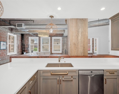 204 Travis Street - Photo Thumbnail 7