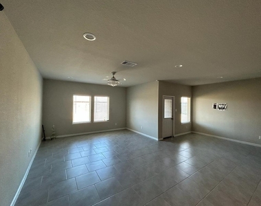 3207 Sumac Drive - Photo Thumbnail 8