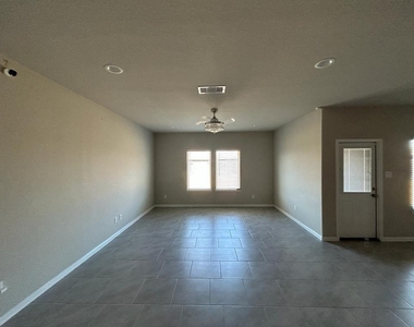 3207 Sumac Drive - Photo Thumbnail 9