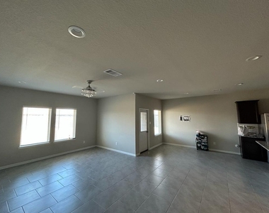 3207 Sumac Drive - Photo Thumbnail 7