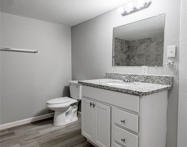 200 W Caroline Street - Photo Thumbnail 16