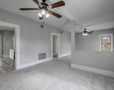 200 W Caroline Street - Photo Thumbnail 3