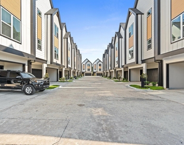 1307 Oak Tree Forest Court - Photo Thumbnail 31