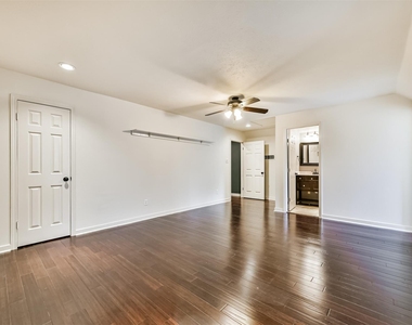 2111 Riverside Drive - Photo Thumbnail 24