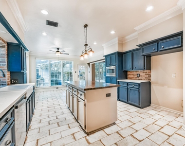 2111 Riverside Drive - Photo Thumbnail 9